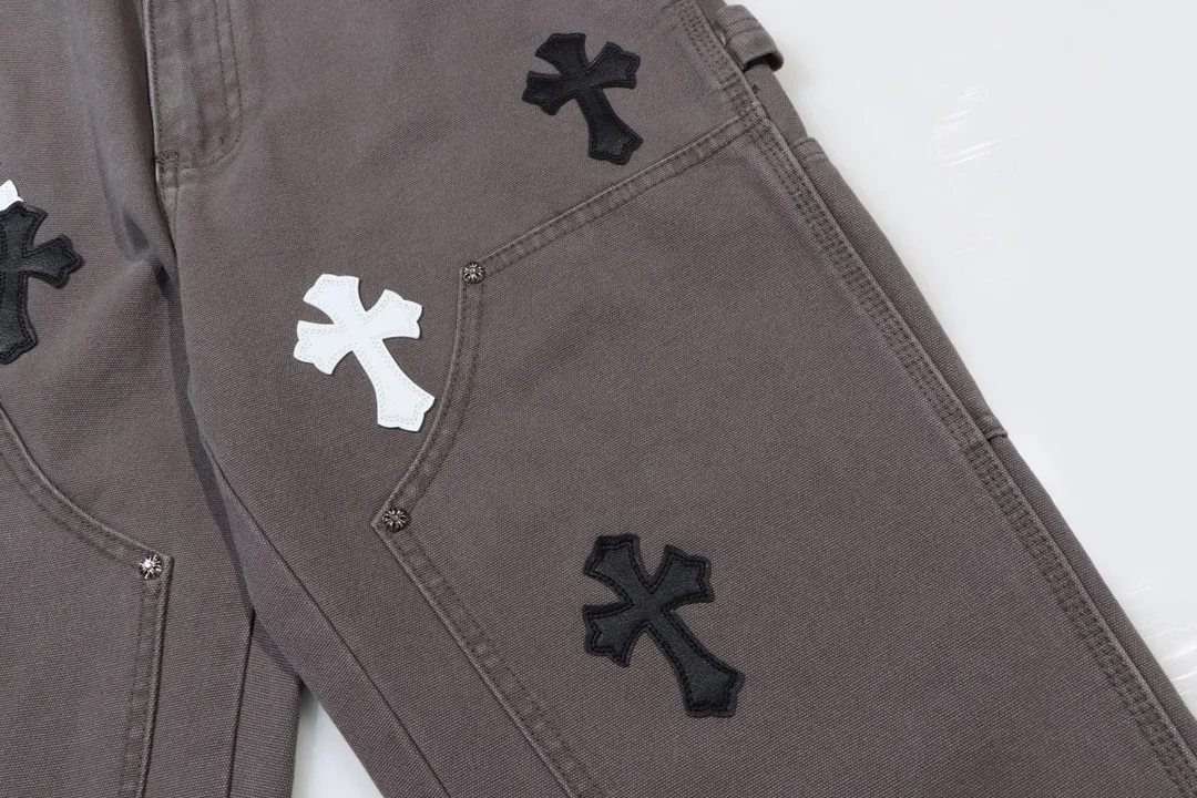 P260 Style number: H357 Chrome hearts Cross patch leather jeans workwear logging pants Chrome hearts logging pants are here! ! ! CH Croix Heart Double Knee Cross Patch Leather Bo1 Style Logging Pants Straight-leg Work Pants B136 Croix Heart Cross Sanskrit Overalls Price 4W Level, Patched Cross Pattern Decoration, High Waist Washed Jeans! ! Absolutely high-end luxury products, 1.9W level god-level single products, super popular products, made by top heavy industry, not to be missed. About Zangyin, this is an extremely luxurious fashion brand, which can also be called the nobles of the high street. It has always been an exclusive brand of some hipsters or rich second generation. Compared with ordinary high streets, it is more luxurious and noble. Compared with luxury brands, it has a more fashionable personality and has always been a brand that I have a special liking for. Imported yarn is custom-woven into a high-density twill canvas, which ensures a crisp silhouette while also making the fabric feel very delicate. It follows the B01 classic silhouette, with a crisp and stylish upper body. The ready-made garments are stone-ground and fermented and can be matched with any style. Buttons and zinc are washed with genuine YKK retro metal products. Double-layered canvas on the front. Perfect details. All hardware is perfect. Size: s-XXL Color: Gray